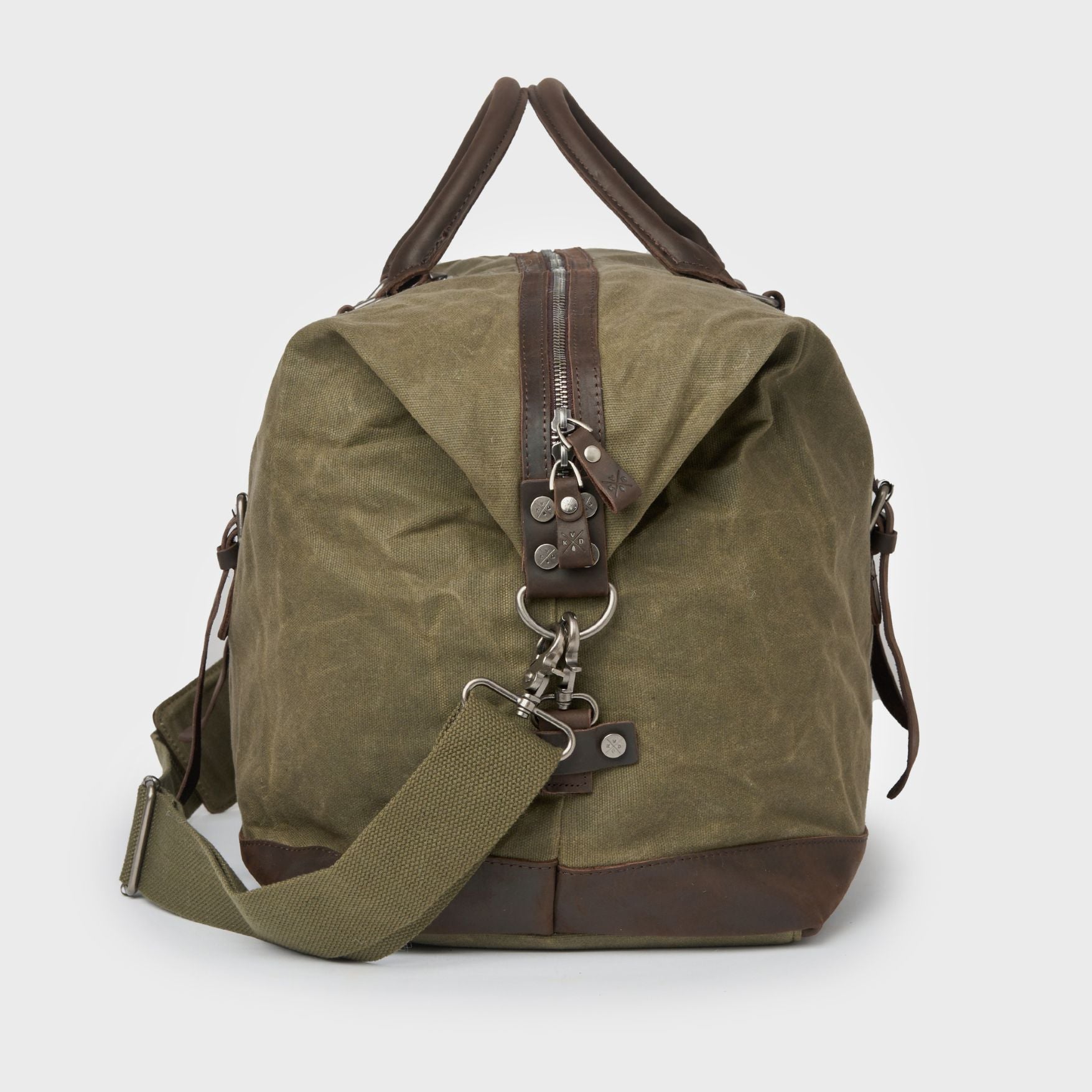 Side image of the Humber holdall showing the metal clips that attach to the shoulder strap.