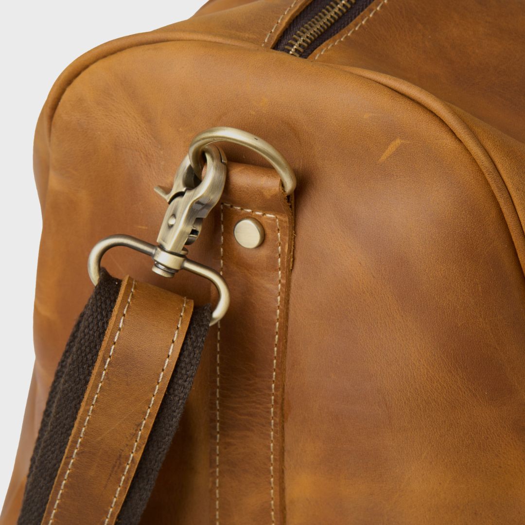 Close up of shoulder strap clip for the winster leather holdall.