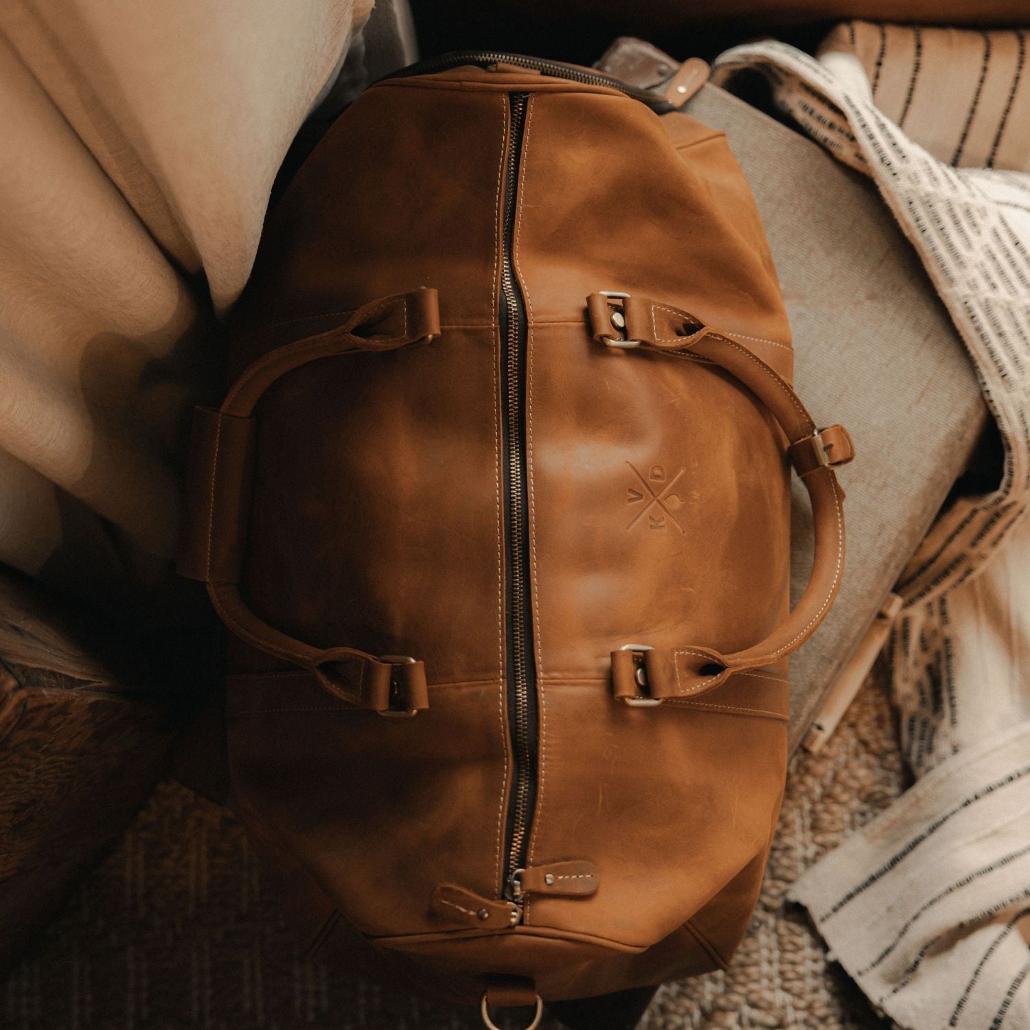 Top down view of the main compartment zip of the Winster vintage leather holdall weekend bag