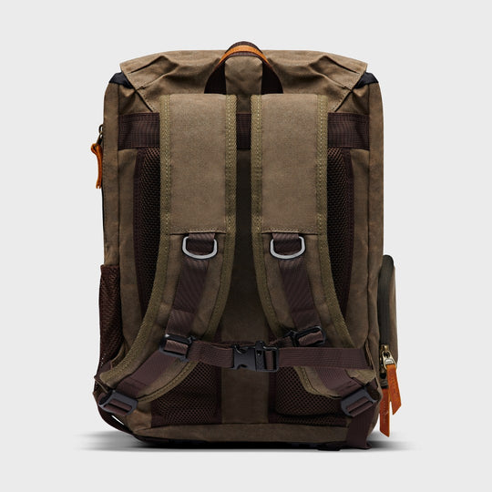 Kovered moss green Roe backpack rear view showing the sternum strap#colour_moss-green