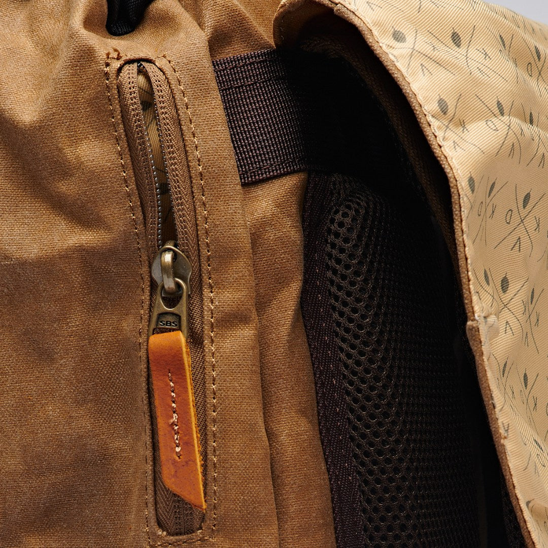 Kovered Roe tan backpack close up of side zipped pocket#colour_tan