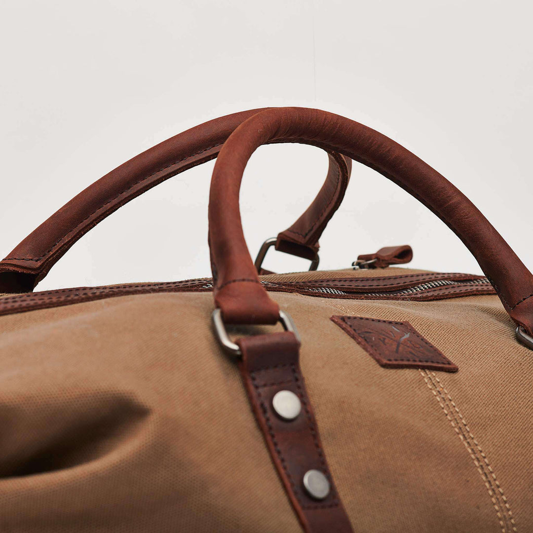 Torridge brown holdall close up of reclaimed leather carry handles#colour_brown