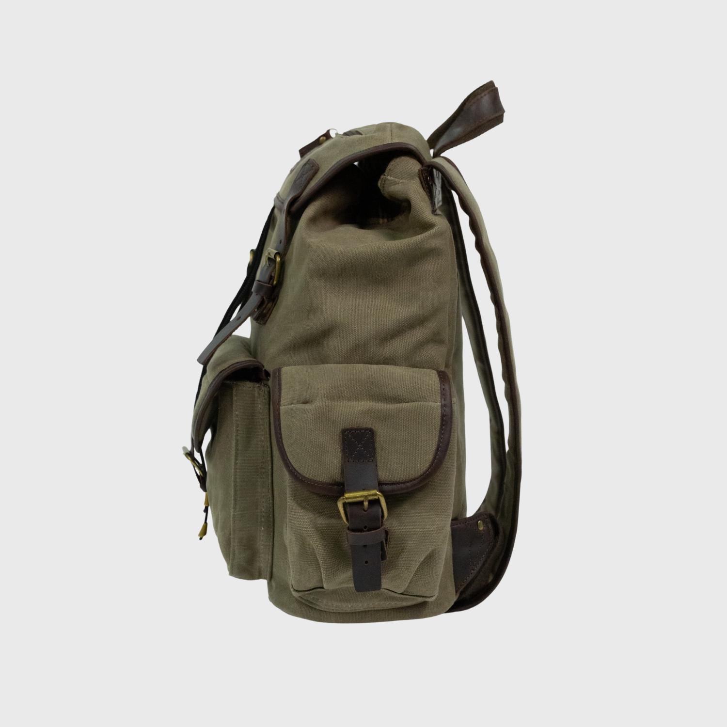Side pocket with magnetic buckle on the Lune backpack