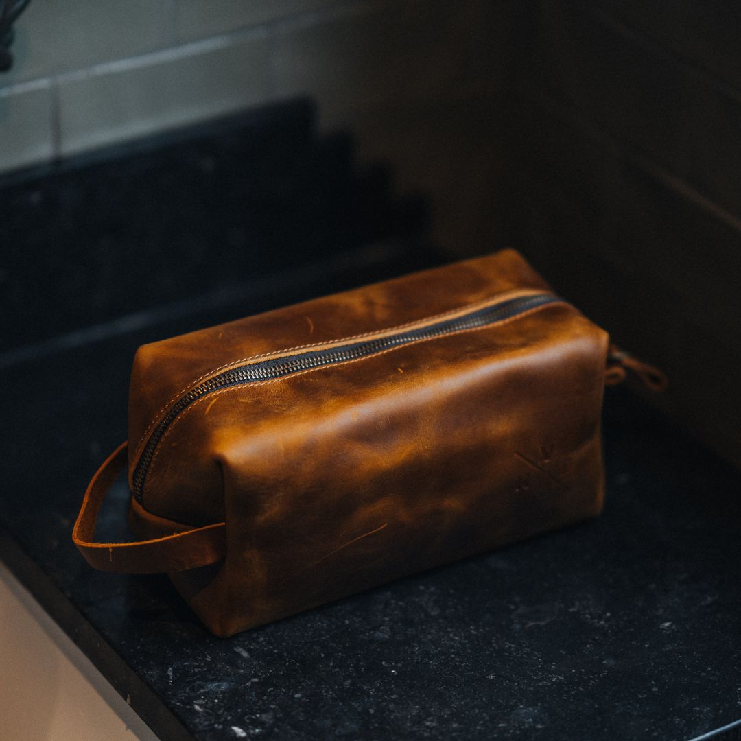 Tees 2.0 Reclaimed Leather Wash Bag